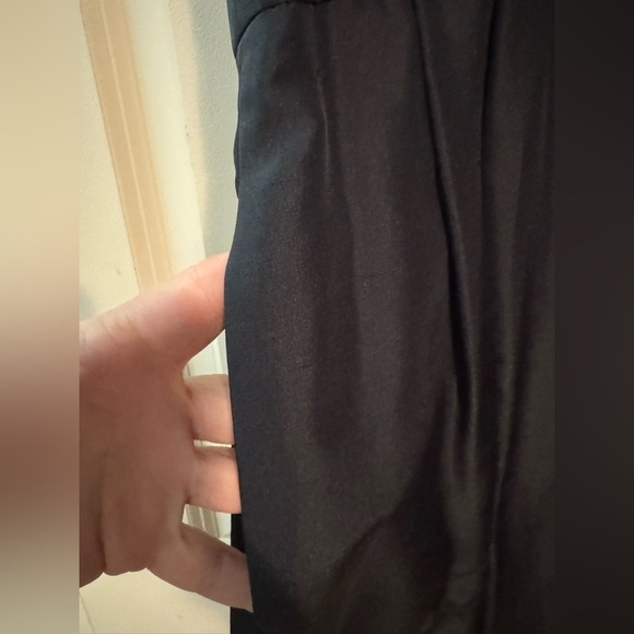 Elegant Black Sleeveless Dress - Picture 2 of 6